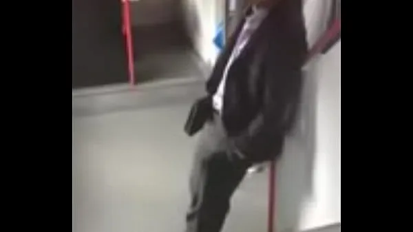 Νέος Cara excitado no metrô λεπτός σωλήνας