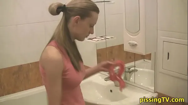 Baru Girl pisses sitting in the toilet tiub halus