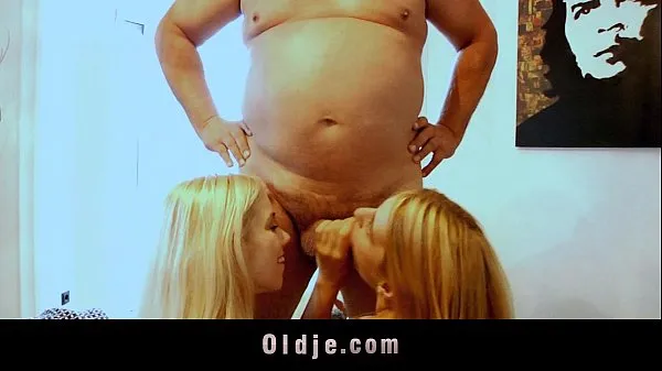 Nová Fat old man rimmed and sucked by two blonde teens jemná tuba