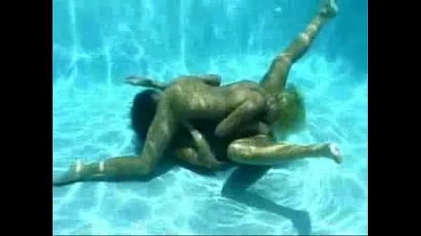 Nuevo tubo fino Exposición - Sexo lésbico bajo el agua