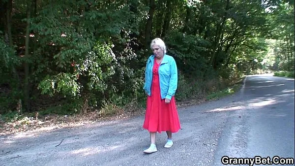 Νέος He picks up and bangs 80 years old granny outside λεπτός σωλήνας
