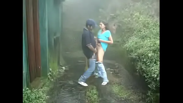 新型Indian girl sucking and fucking outdoors in rain细管