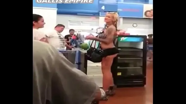 Νέος Sexy Blonde Showing Ass At The Super Market λεπτός σωλήνας