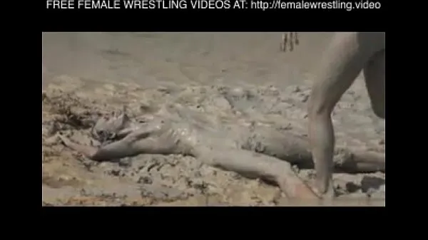 Νέος Girls wrestling in the mud λεπτός σωλήνας