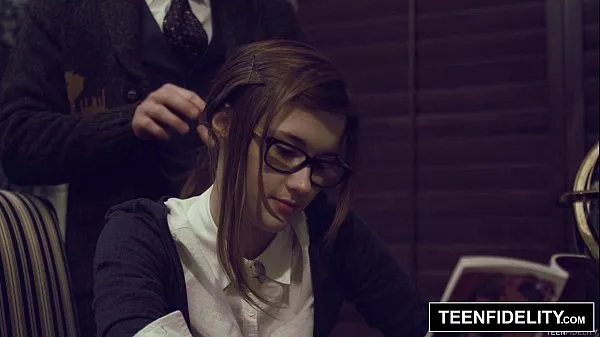 Nová TEENFIDELITY - Cutie Alaina Dawson Creampied on Teacher's Desk jemná trubice