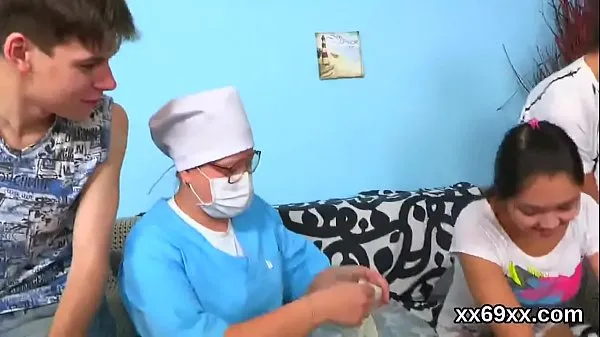 新型Man assists with hymen physical and drilling of virgin cutie细管