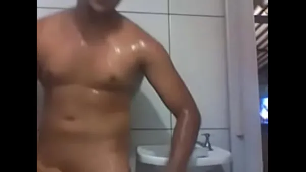 新型Young man talks bitching and showers on cam细管