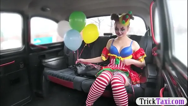 Νέος Gal in clown costume fucked by the driver for free fare λεπτός σωλήνας