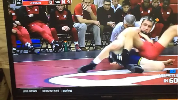 Nytt Blue wrestler shoves his cock on red wrestler's ass fint rör