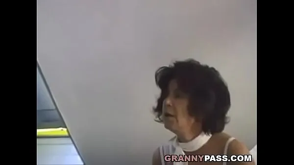 Νέος Hairy Grandma Takes Young Dick λεπτός σωλήνας
