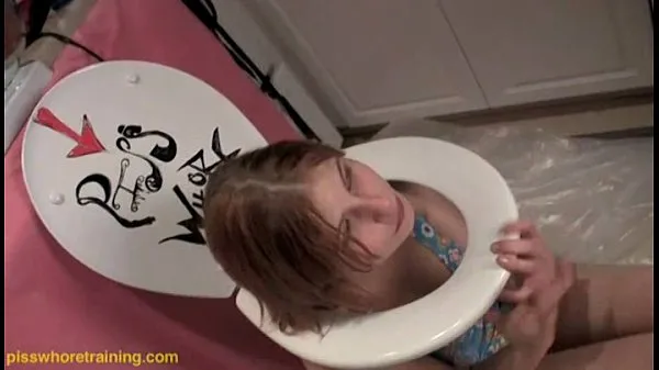 Νέος Teen piss whore Dahlia licks the toilet seat clean λεπτός σωλήνας