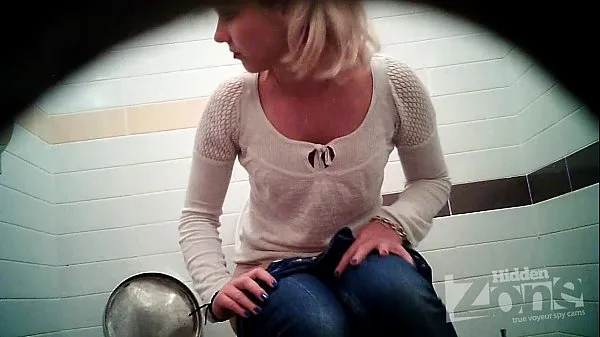 新型Successful voyeur video of the toilet. View from the two cameras细管