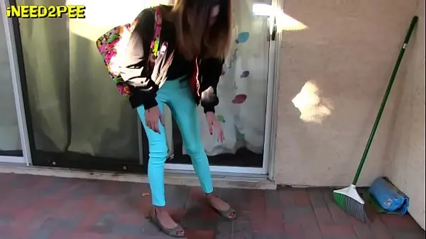 Uusi New girls pissing their pants in public real wetting 2018 hieno tuubi