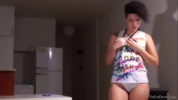 Новая Brunette Gwen H Toying Her Pussy тонкая трубка