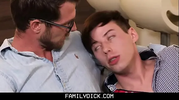 Baru FamilyDick - Hot Teen Takes Giant stepDaddy Cock halus Tube