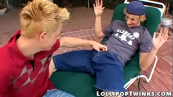Nová Skinny young man and his twink boyfriend get freaky outside jemná trubice