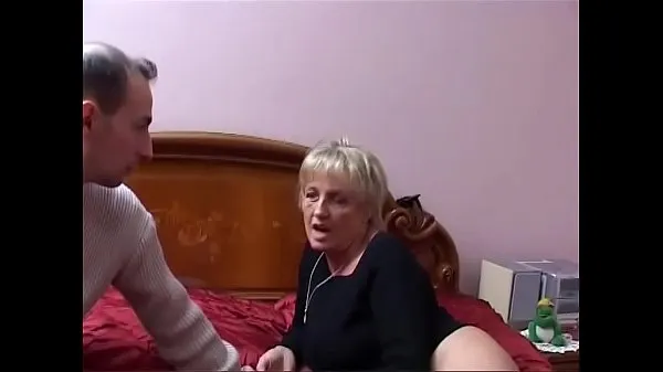 Uusi Two mature Italian sluts share the young nephew's cock hieno tuubi
