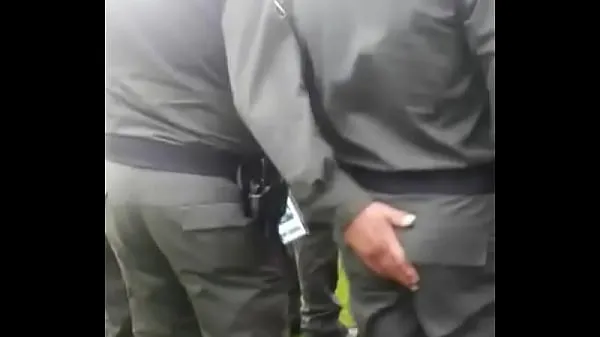 Νέος LIEUTENANT POLICE HANDLES HIS COMPANION CAPTAIN IN FULL FORMATION λεπτός σωλήνας