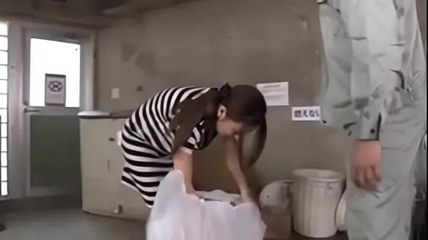 Νέος Japanese girl fucked while taking out the trash λεπτός σωλήνας