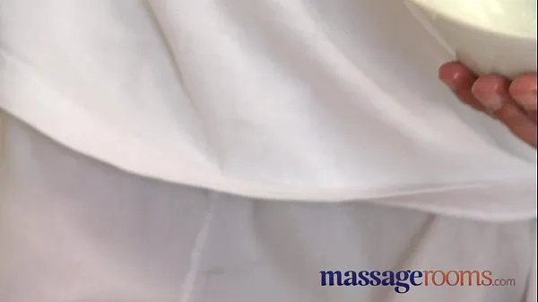 新型Massage Rooms Mature woman with hairy pussy given orgasm细管