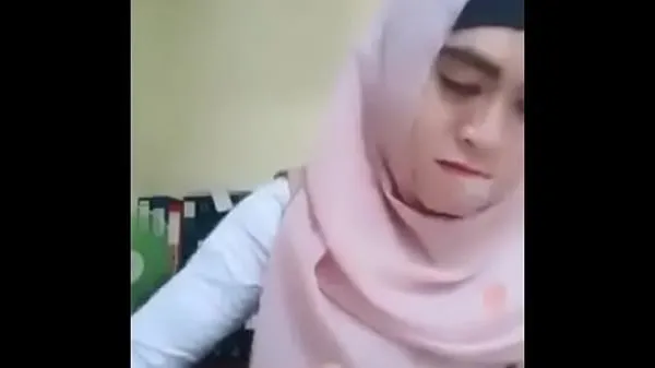 نیا Indonesian girl with hood showing tits عمدہ ٹیوب