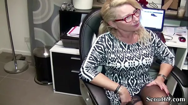 Ny GERMAN MILF BOSS SEDUCE JOB CANDIDATE TO FUCK HER IN OFFICE fint rør