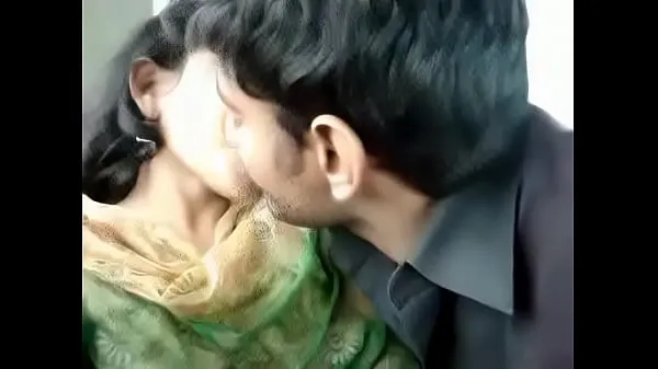 Νέος Indian couple λεπτός σωλήνας