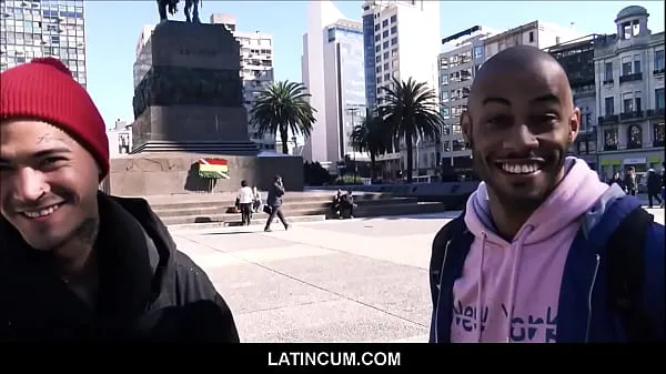 Novo Espanhol latino Twink Kendro se encontra com um cara negro latino no Uruguai para uma cena de merda tubo fino