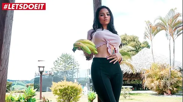 Νέος Latina Teen Babe shows what she does after work λεπτός σωλήνας