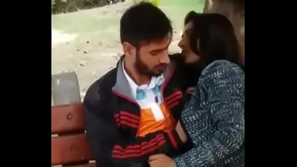 Νέος Couple caught kissing in the park λεπτός σωλήνας