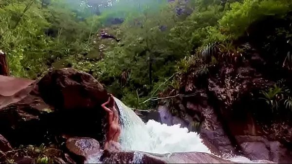 Uusi Lilyan strips naked on the edge of a waterfall hieno tuubi