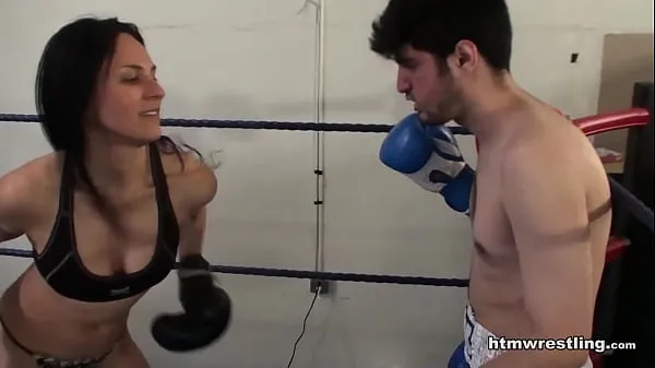 新型Tattooed Bitch Beats Up Man in Boxing细管