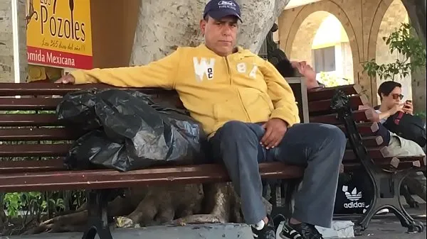 Uusi Homeless man grabs his cock hieno tuubi