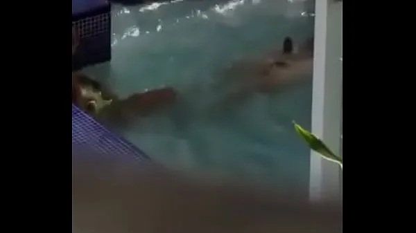 Νέος from San Pedro de Macoris swimming in the pool λεπτός σωλήνας