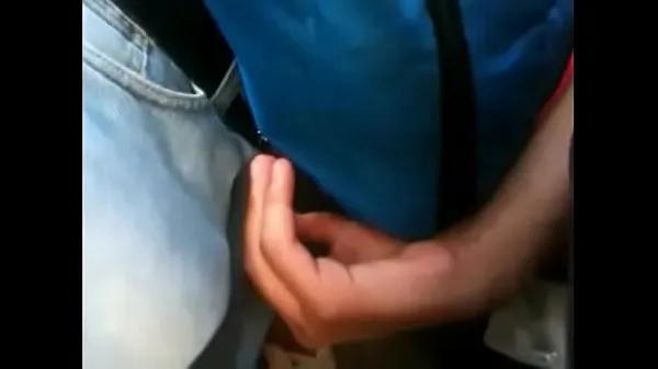 Νέος grabbing his bulge in the metro λεπτός σωλήνας