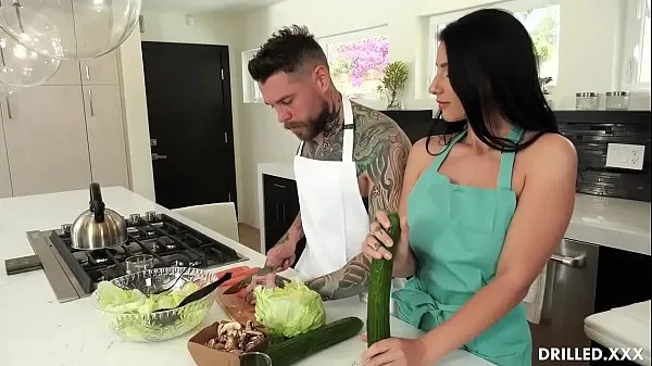 नई Nelly Kent was so horny that she made her man stop making a meal so she could get her sexual needs pleased by having her asshole fucked hard ठीक ट्यूब