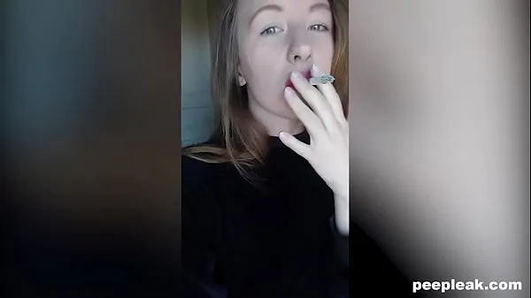 새로운 Taking a Masturbation Selfie While Having a Smoke 파인 튜브