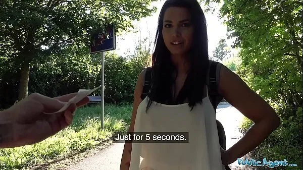 Nová Public Agent Chloe Lamour gets her big boobs jizzed on for cash jemná tuba