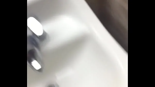 Nová thick 18 yo jerks off in public bathroom jemná tuba