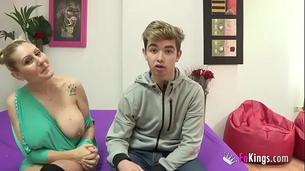 Novo nuria e seus enormes boobies transam com uma novata de 18 anos que tem a idade do filho tubo fino