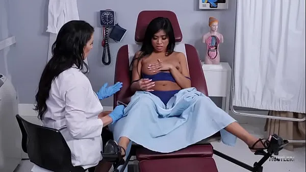 Nowa Lesbian MILF examines Asian patient cienka rurka