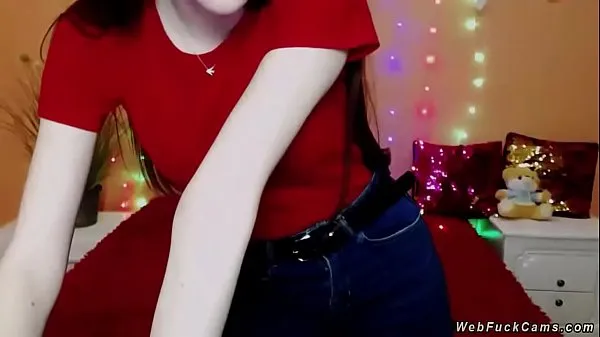새로운 Solo pale brunette amateur babe in red t shirt and jeans trousers strips her top and flashing boobs in bra then gets dressed again on webcam show 파인 튜브