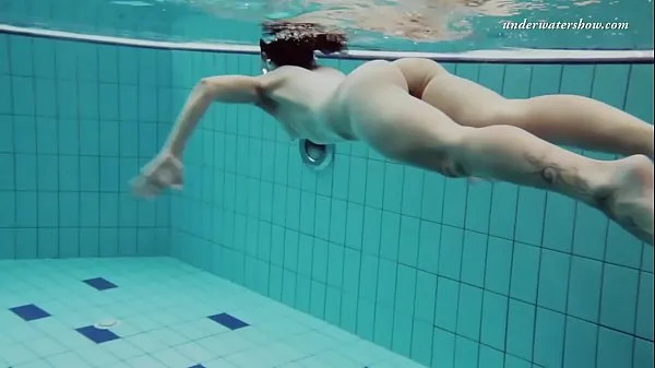 Nowa Submerged in the pool naked Nina cienka rurka