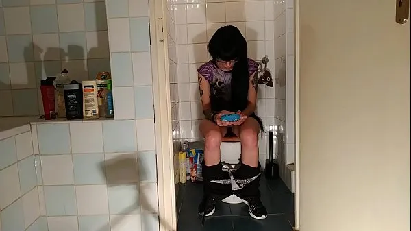 Ny Sexy goth teen pee & s. while play with her phone pt2 HD fint rør