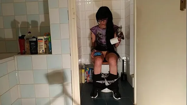 Nowa Sexy goth teen pee & crap while play with her phone pt1 HD cienka rurka