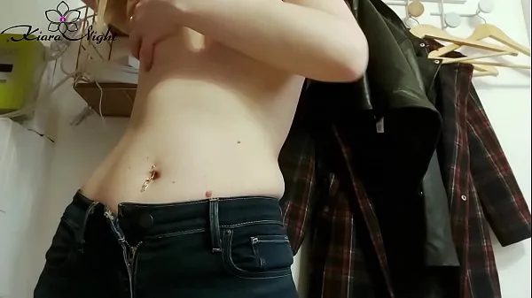 Νέος Student Showing Tits on Street and Masturbate Pussy after a Walk λεπτός σωλήνας