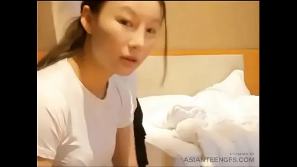 Νέος Chinese girl is sucking a dick in a hotel λεπτός σωλήνας