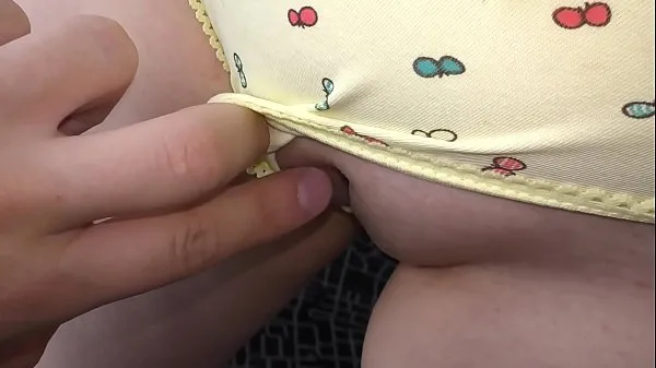 Yeni REALLY! my friend's Daughter ask me to look at the pussy . First time takes a dick in hand and mouth ( Part 1 ince tüp