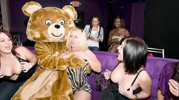 Ny DANCINGBEAR - Male Strippers Slangin' Big Cock Into Warm, Waiting Mouths fint rør