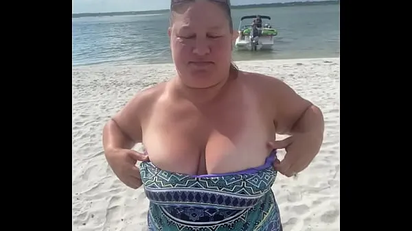 Nowa Slutty Bbw duca wife flashes her big tits on a public beach cienka rurka